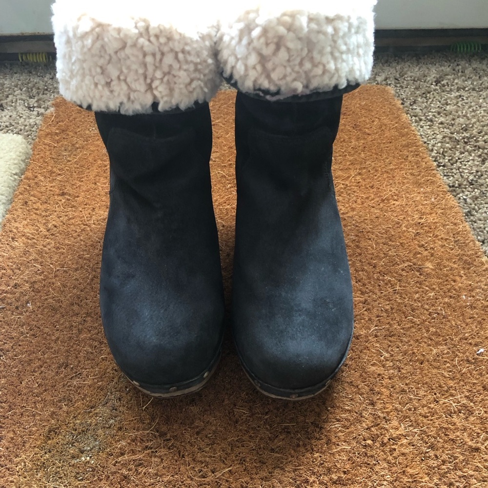 UGG Women's Short Boot - black